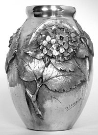 Vase aux hortensias, repoussé en aluminium © Collection Jean Plateau - IHA 